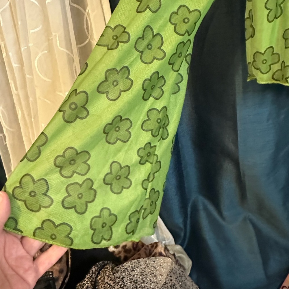 Floral Green Button-Up Crop Top - Picture 2 of 4